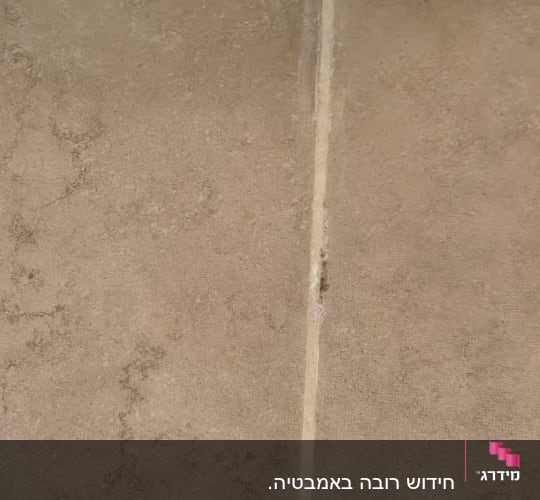 רצפת אריחים עם קווי רובה